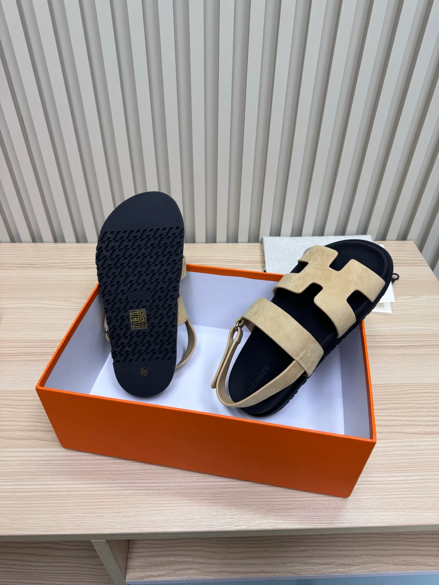 👟👟Ex-factory price 502👟👟Hermes🐎The extremely popular couple’s second uncle slippers/golden sandals and slippers, paired with various colorful socks, are so trendy!  ———————— Upper: imported cowhide/sheep leather/cloth/palmprint leather lining: imported cowhide/sheepskin outsole: Tpu non-slip and wear-resistant outsole Female size: 35-42 (40.41.42 non-returnable and non-exchangeable) Male code: 39-45 (45 non-returnable and non-exchangeable)